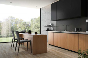 Modern open-plan kitchen with black and wooden doors finish
